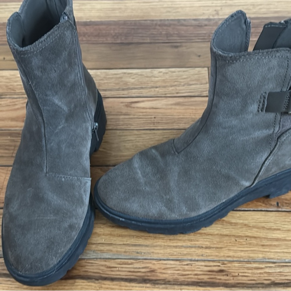 Clarks Women's Gray Suede Ankle Boots